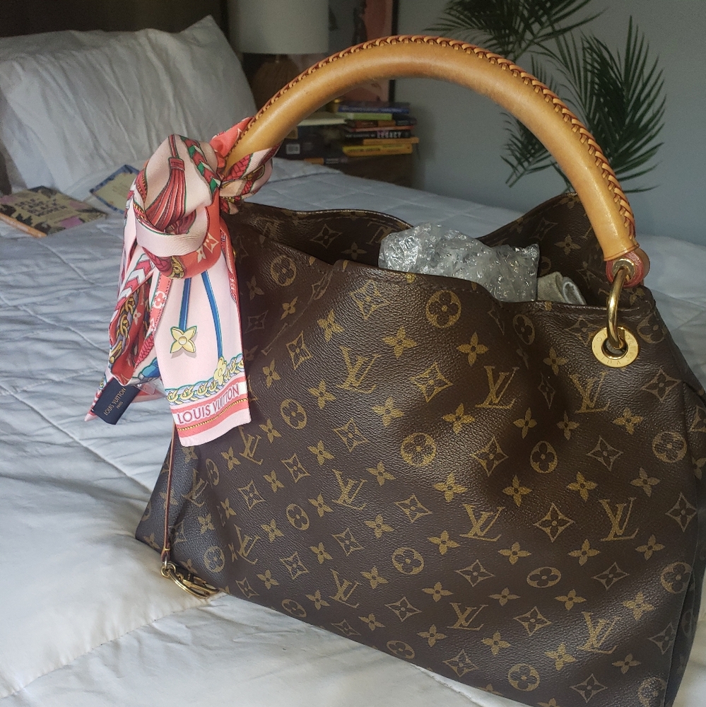Louis Vuitton Artsy! Immaculate Condition! - Picture 3 of 15